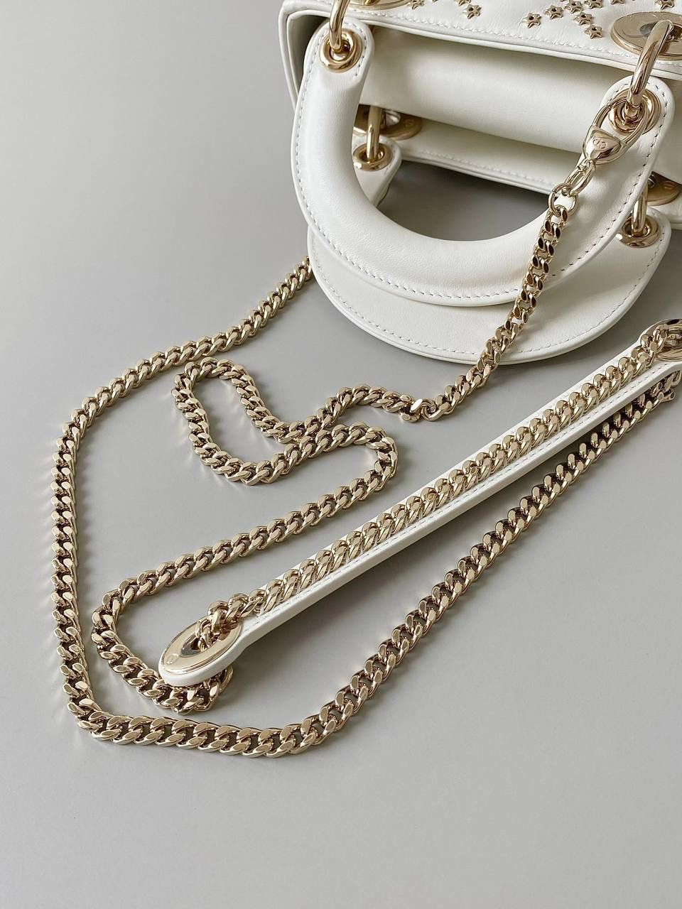 星星钉珠😍𝗗𝗜𝗢𝗥 𝗟𝗮𝗱𝘆三格"七夕限量款" 这季真的是神仙打架都不为过啊 整个包身有546颗小星星钉制藤格图案🌟 还增加了一个星星吊饰呼应，细节太绝了 白色梦幻般像漫天繁星，美得让人心醉 非常重工的一只，每颗星星都有相应位置 必须纯手工制作完成，珍稀产量，先下手为强！ 17×15×7cm