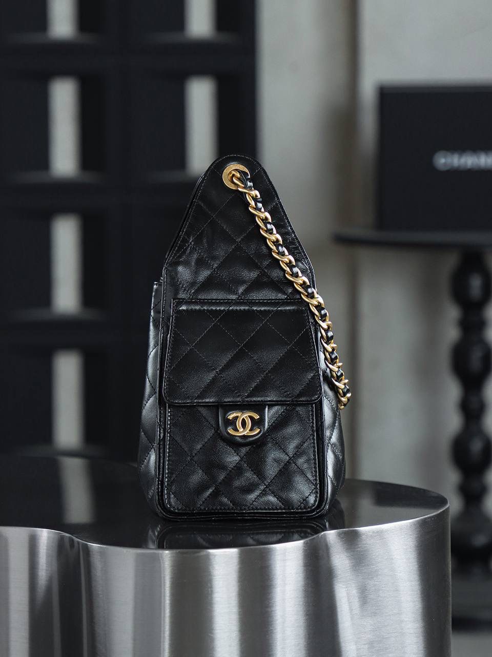 25BAG油蠟牛皮 小號鑒定版👜 一包一碼 支持全球鑒定查驗身份證原廠專G 蒙塔貝拉皮料過關清單資料可査詢 油臘牛皮更有慵懶鬆弛的調性！ 25BAG的設計源於對自由與不羈精神的鬆弛感，融入當下流行的嬉皮風格，賦予包包自由、不羈的氣質！一經問世，便稱為本季的包王！ 五金：厚镀24k复古金 皮料：蒙塔貝拉油蠟牛皮 尺寸：30*26*14cm