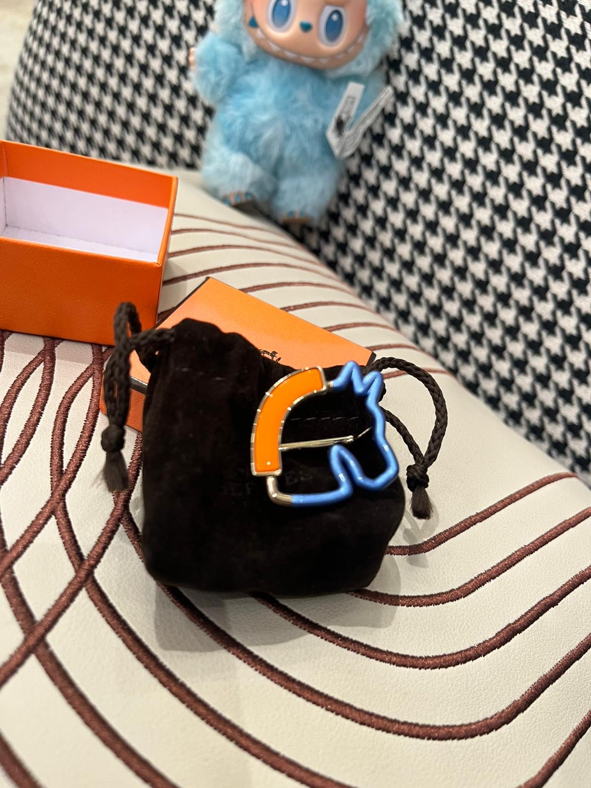 Hermes 馬頭絲巾扣100%Authentic, 99%new ✅dust bag ✅box  