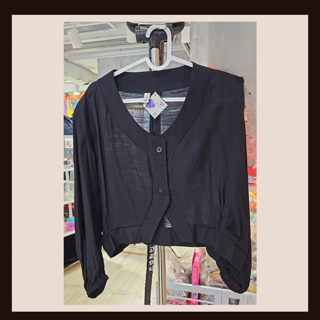 🖤 輕盈時尚：日系 V 領透視蓬鬆袖短版開襟衫