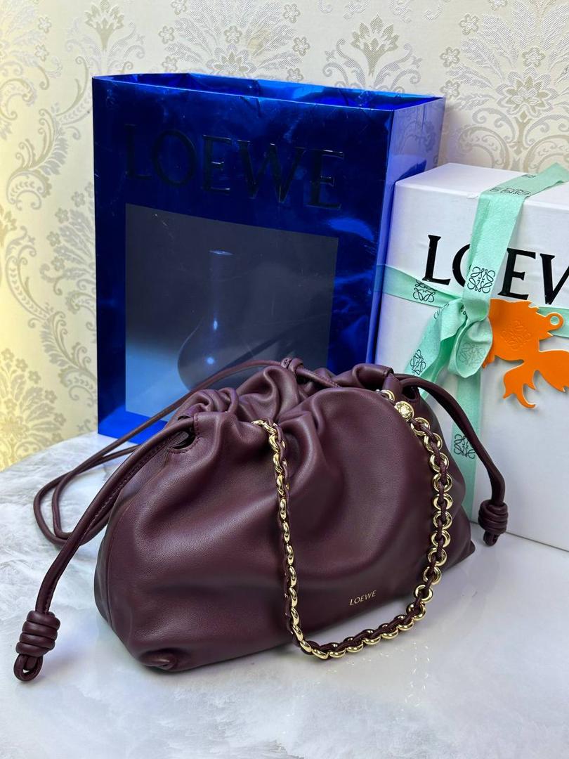 🎈中号链条款𝙁𝙡𝙖𝙢𝙚𝙣𝙘𝙤 𝙋𝙪𝙧𝙨𝙚羊皮 ——【酒红色】 尺寸：𝟯𝟬-𝟭𝟬.𝟓-𝟮𝟬𝐜𝐦 编码：012403 👉🏻延续福袋收缩绳褶皱设计，羊皮包身手感细腻柔软❤️ 👉🏻链条肩带➕皮肩带的双肩带设计，时尚百搭，给足了集美们多样化的选择。肩带可拆卸可调节，磁扣开合，正面烫金𝙇𝙤𝙜𝙤，呈现出高贵典雅的视觉感😍 👉🏻独家背景➕独家品质➕独家全套砖柜礼盒套装，市场高端品质皆在我手✌🏻