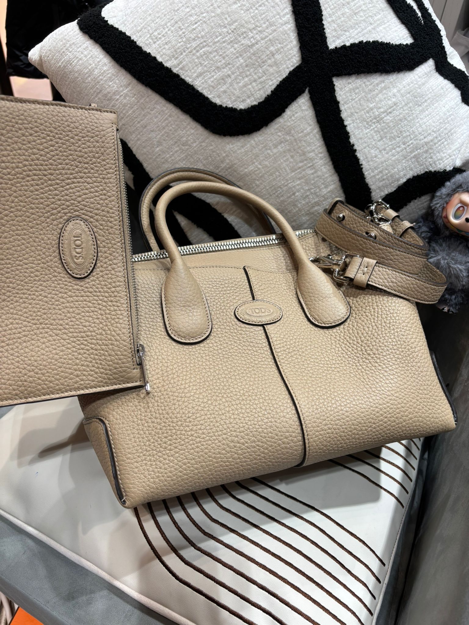 TOD’S Beige Calfskin Di Bag 2 way bag with pouch 米色小牛皮 100%Authentic, 98%anew ✅Strap✅Dust bag