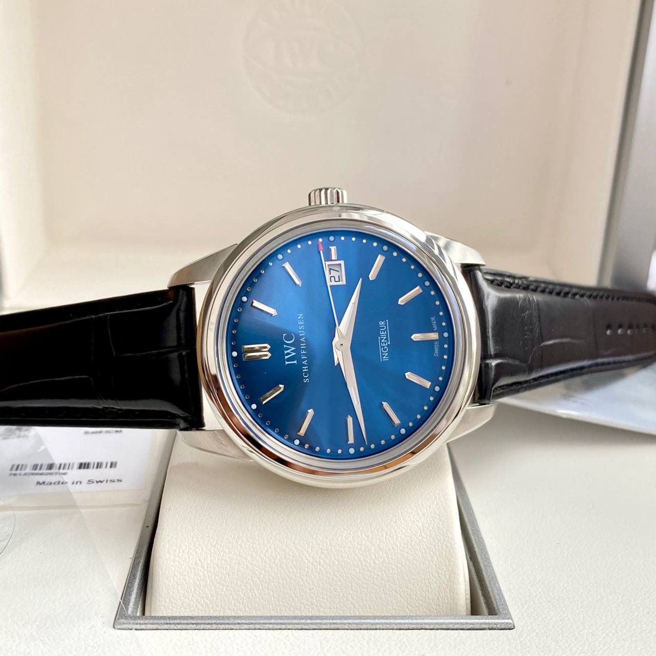 型号IW323310 IWC万国表复刻版系列工程师自动腕表，继续彰显运动精神。工程师「劳伦斯体育公益基金会版」自动腕表采用精钢表壳及醒目的蓝色表盘42.5mm表径！表盘沿用标志性的蓝色调，犹如一座希望的灯塔，指引美好的未来。 配备比勒顿上链系统，日期显示，表底镌刻7个年轻人在一起踢足球的「Time for Unity」绘画作品。精钢款式 搭配黑色鳄鱼皮表带。表蒙采用的是成本超高，工艺极其复杂的蓝宝石窝盖玻璃！搭载原装瑞士进口ETA-2824机芯！专柜限量1000只！