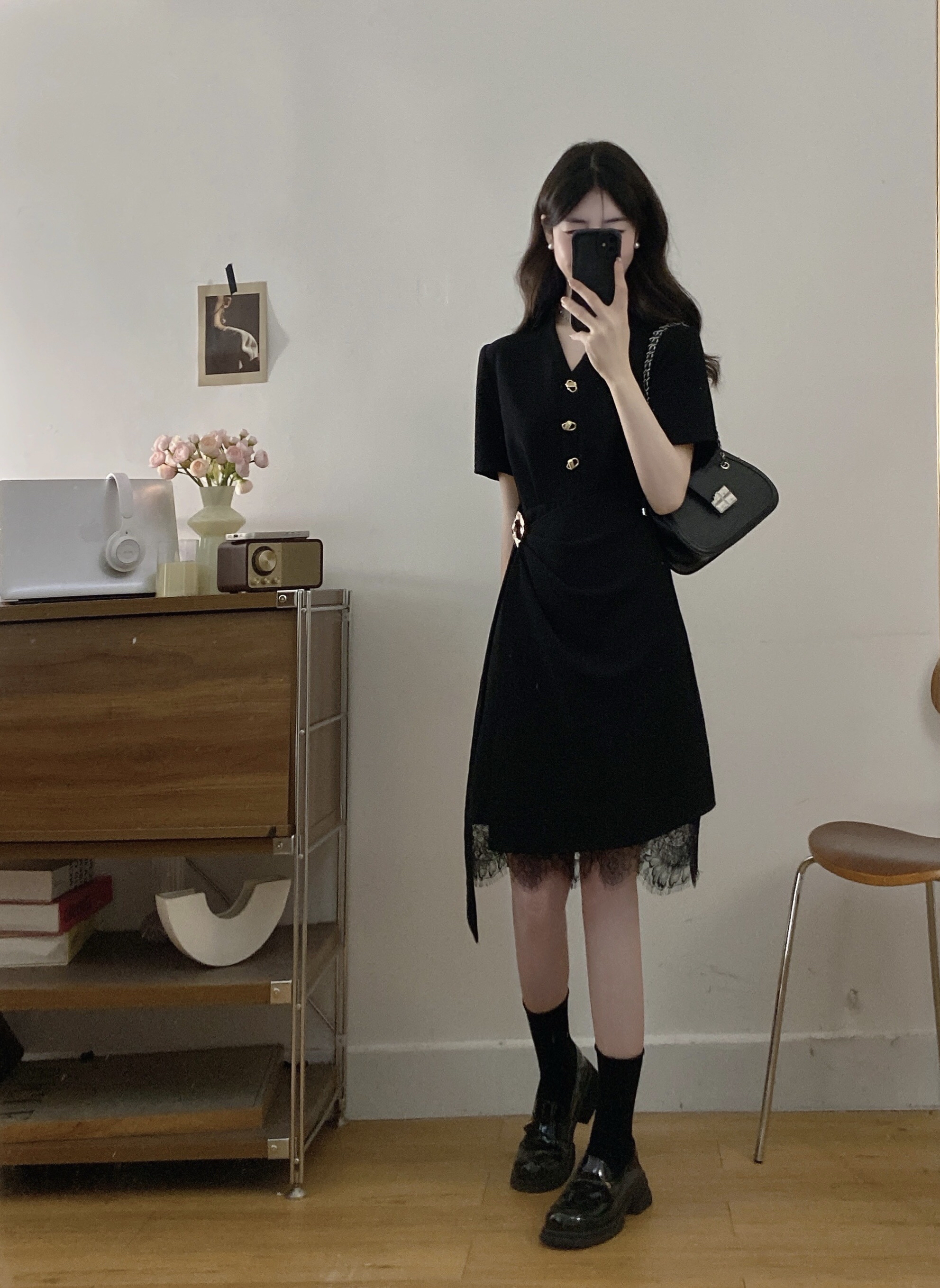 B128(3099短) 短款法式前半不规则金钮腰边大金扣下摆拼蕾丝黑连身裙 