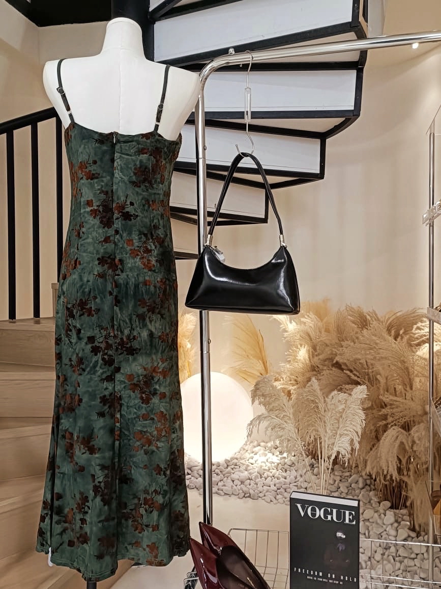 纯欲吊带连身裙