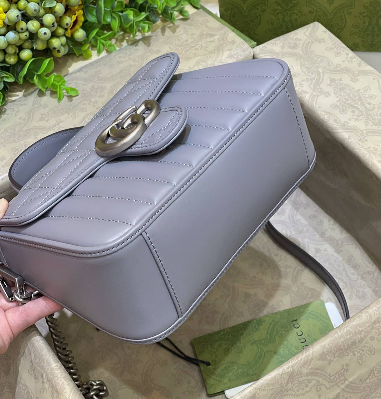 ✈️✈️✈️ 🔥𝙈𝙖𝙧𝙢𝙤𝙣𝙩 菱格原厂皮# ▫️型号583571 ▫️尺寸 21*15.5*8cm G家新款系竖菱格主题，焕新演绎经典造型，选用原厂牛皮材质，饰带银灰色双G，可拆卸金属链肩带设计，可令手提包轻松转换成肩背包，打造多种携带选择。