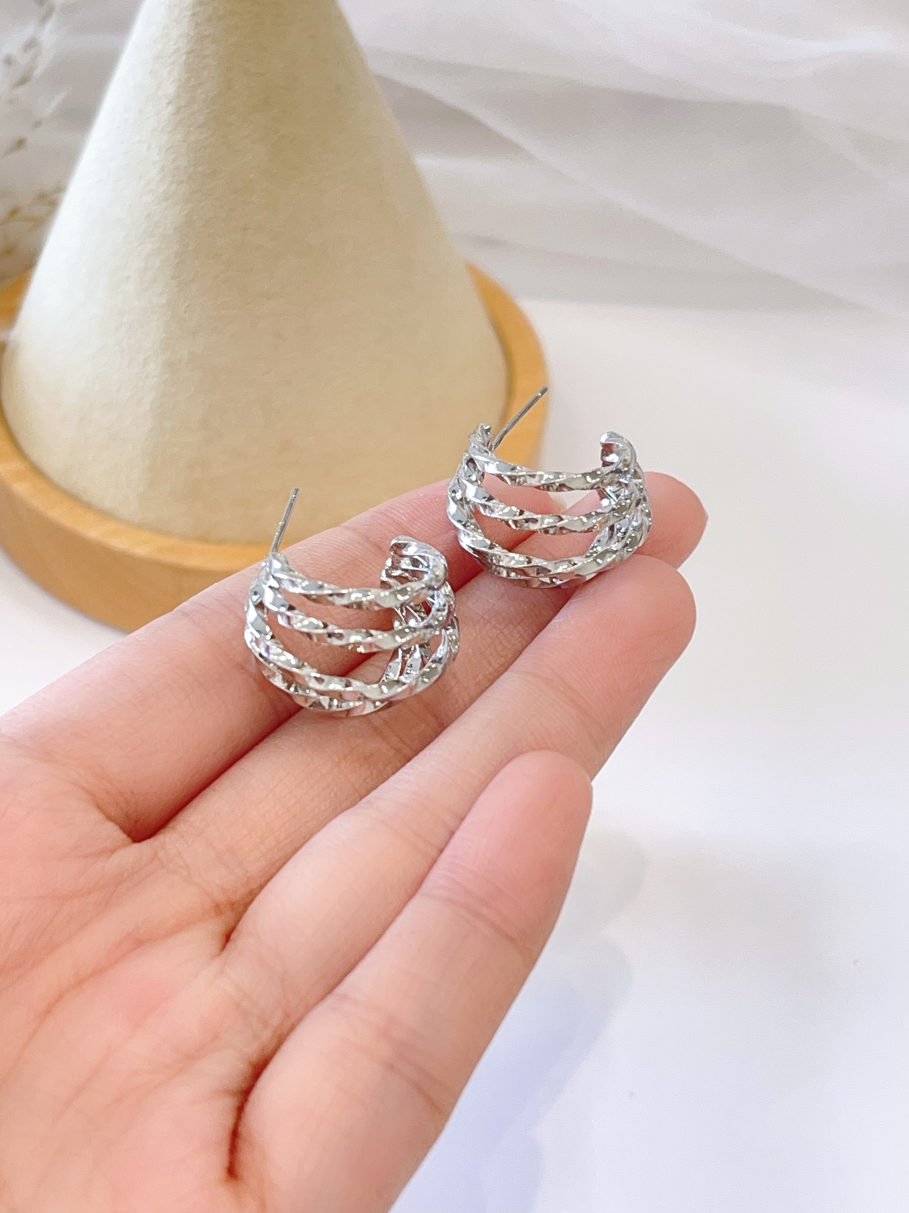 日常镂空线条C字耳环