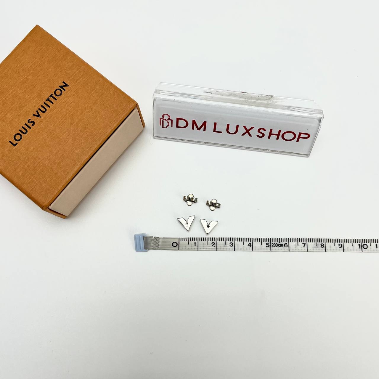 LV Essential V Stud Earring SHW