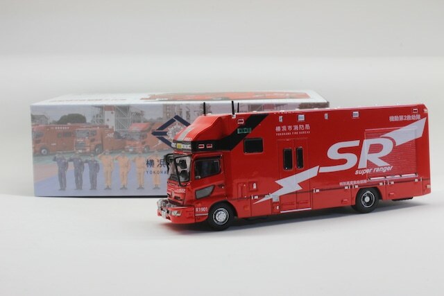 ACTCAR 1/64 比例橫濱市消防局 SR 特殊高級救援車 (SR2) 駕駛座上有一個消防員模型。