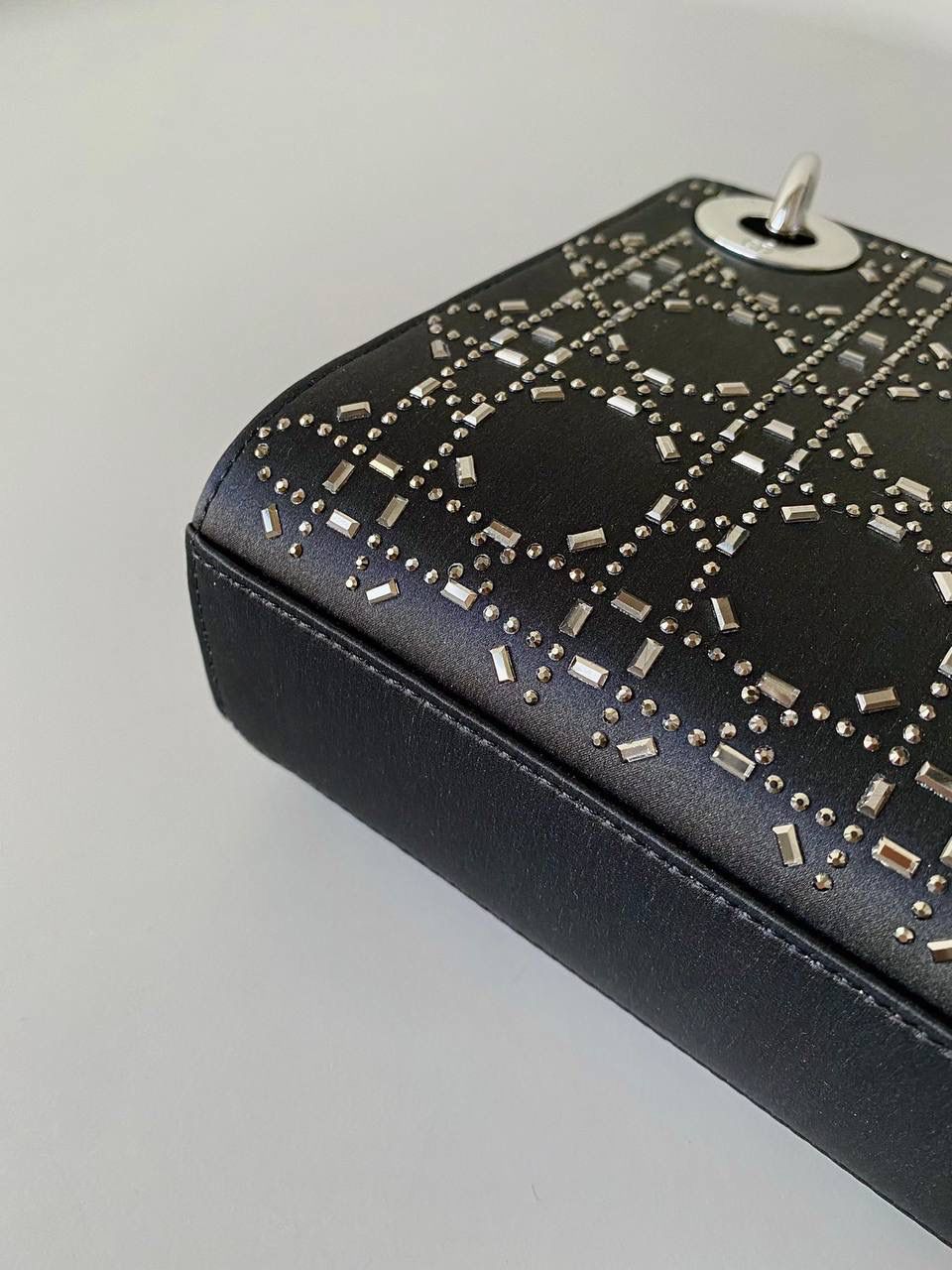 黑色🖤 𝗗𝗜𝗢𝗥 𝗟𝗮𝗱𝘆三格，真丝缎面钻 全面升级，终极版本！ 进口丝绸 施华洛世奇贴钻 特别是在暗光的地方 一闪一闪 自带灯光效果真的美翻 名媛气质优雅惊艳集于一体的宠儿 😍✨ size：17×15×7cm