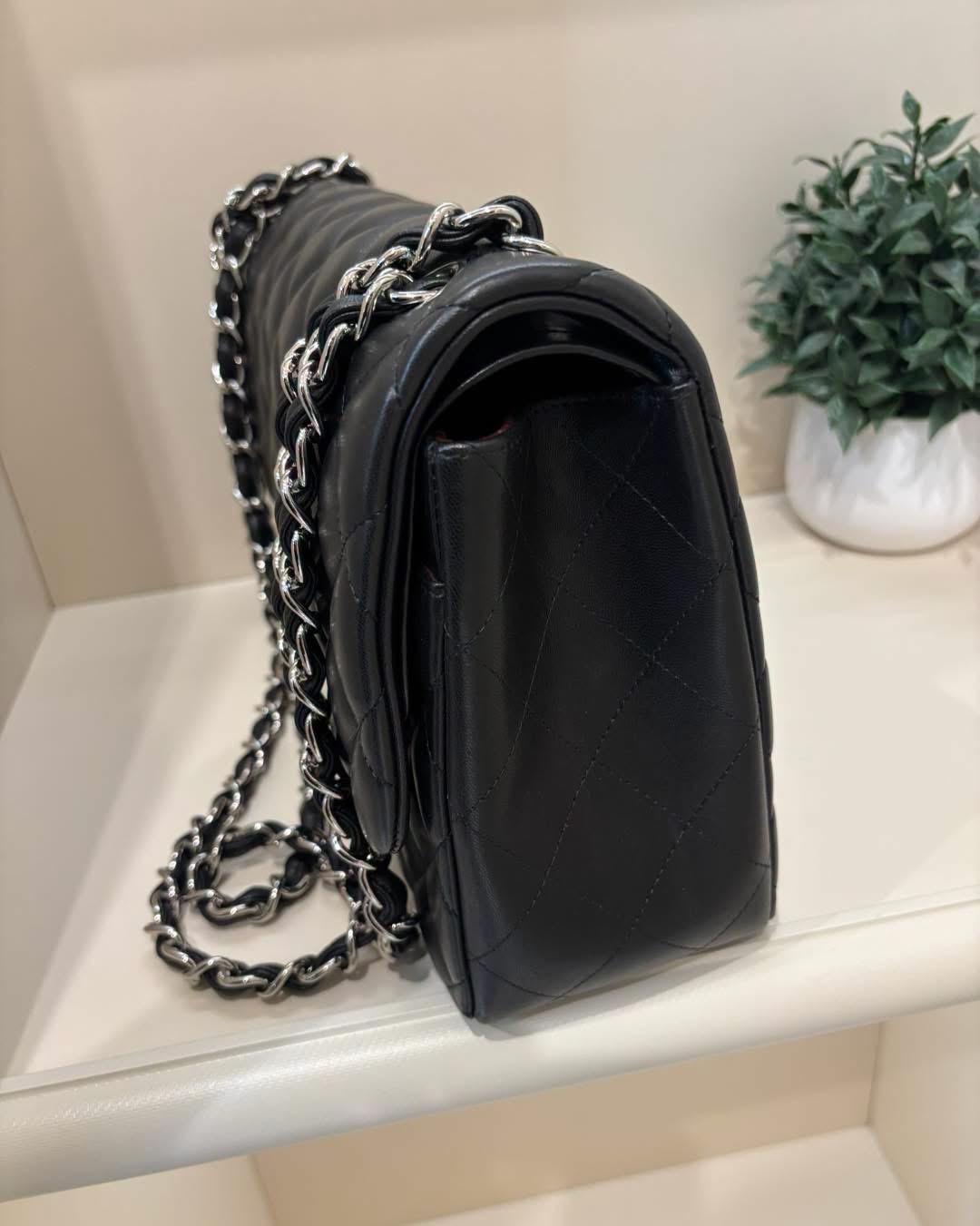 Chanel classic flap 30cm,jumbo A58600 黑色羊皮銀扣100%Authentic ,95%new ✅card ✅塵袋✅box 