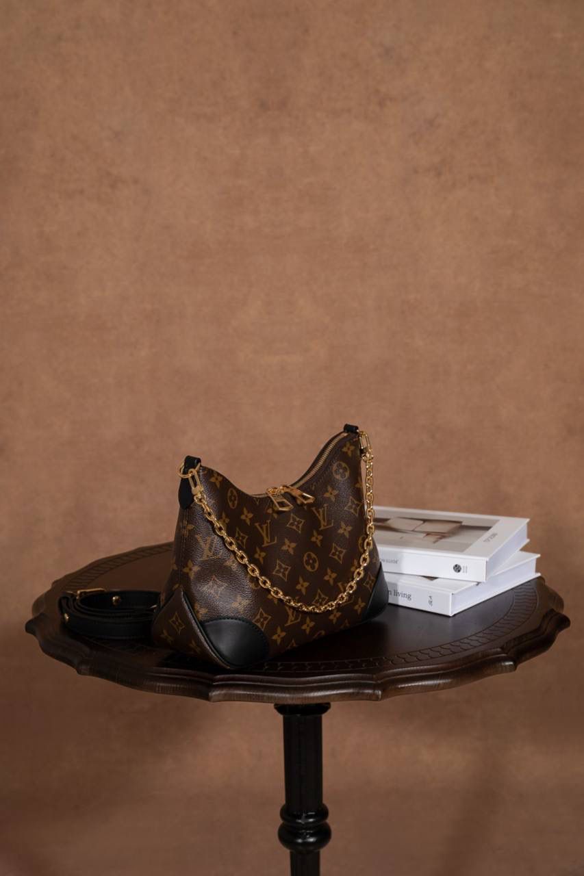 LV BOULONGNE 🥐 爆款之王 🥹 这款真的超火，一看就知道为什么会爆🔥 包型是牛角包，小巧可爱但超级能装，日常出门完全够用。 复古＋时尚的设计，颜值真的很高，怎么背都好看👍👍 肩带可拆又可调，想斜挎、单肩都 OK～ 加上链条马上变腋下包，气质直接拉满✨ Size：29 × 16 × 9.5 cm 好看又实用，真的是必入款 💖