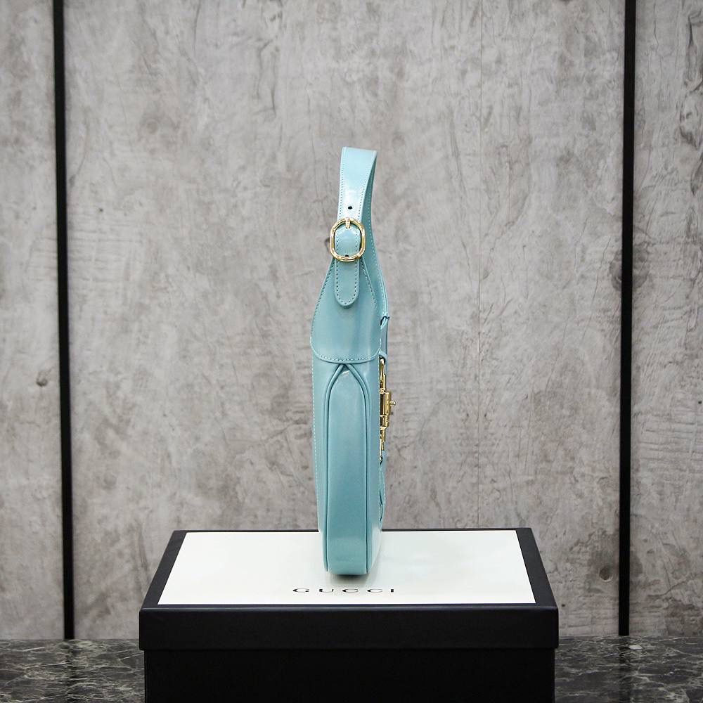 𝕁𝕒𝕔𝕜𝕚𝕖 1961小号系列 #636709#原厂皮 ✅尺寸：27.5*19*4cm 经典1961系列著作，在新世纪的以复古元素重新亮相，本季的1961不仅演绎出60年代的复古元素，更是搭配新世纪的潮流时尚风味，搭配长肩带的设计，全皮的面料让整个包看上去更加大气，低调而高档的造型，俘虏了不少女人的购买欲，不得不夸一下，它更适合低调的人群，不仅低调且高档！🔥🔥