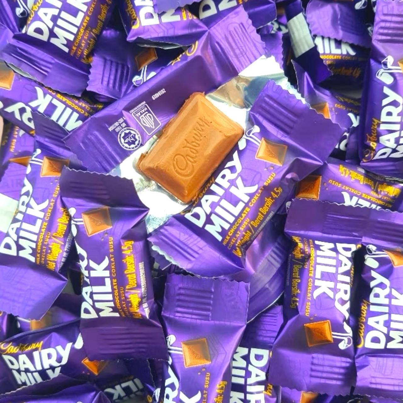 84pcs Cadbury Dairy Milk Chocolate 382g