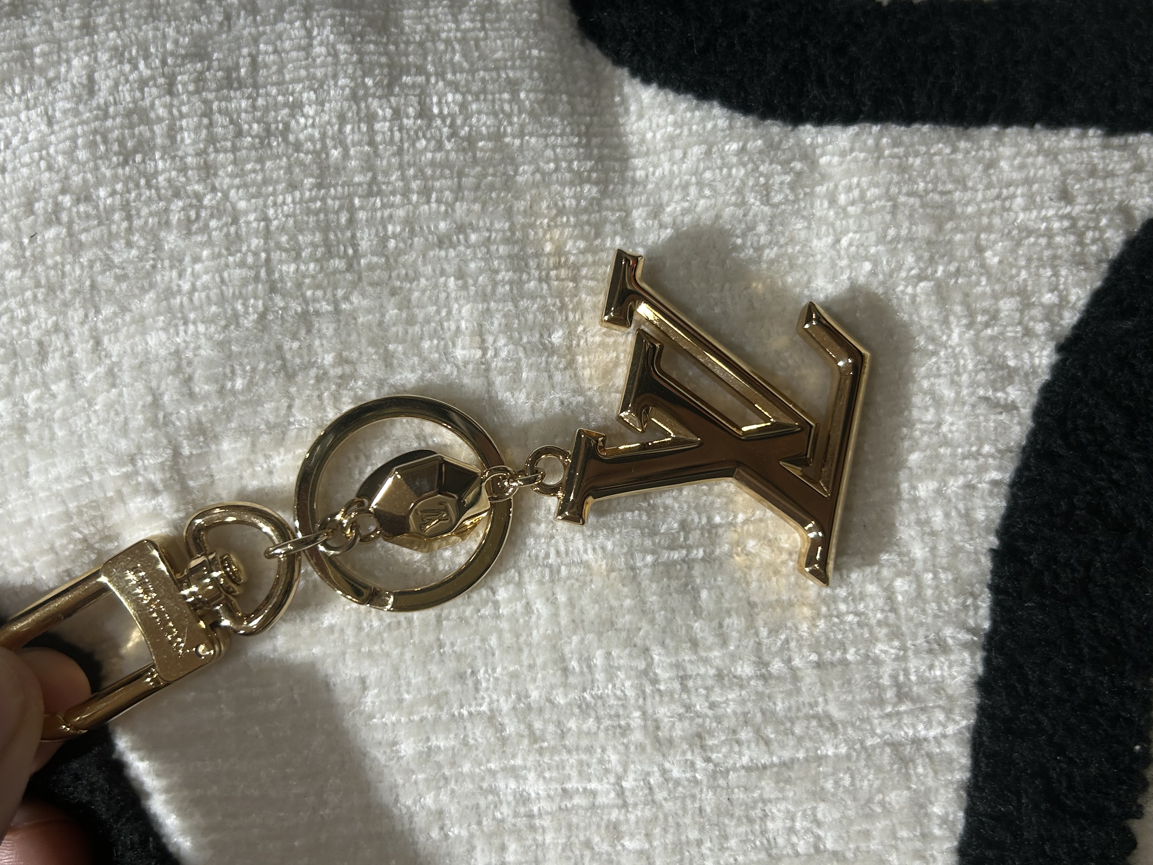 Lv key Charm 100%Authentic,98%new ✅dust bag