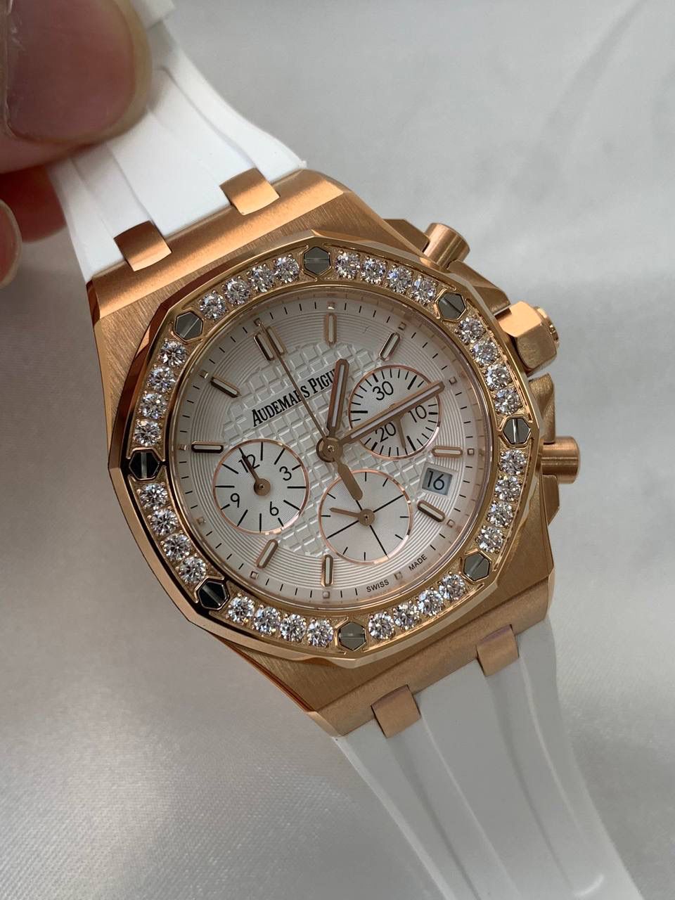 爱彼女款、小红书爆款，喜欢大表盘的女生、必备款，表盘37MM、蓝宝石防刮花玻璃，316精钢表壳、纯手工镶嵌32颗莫桑钻、搭配瑞士多功能石英机芯精准走时，表带采用进口橡胶工艺，佩戴舒适不过敏、折叠扣设计，佩戴便捷，数量有限，先到先得，多种色系，穿搭任选！