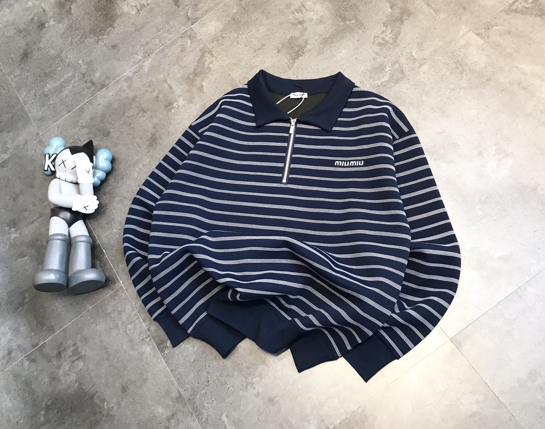 Miu Miu 人氣款翻領半拉鍊衛衣