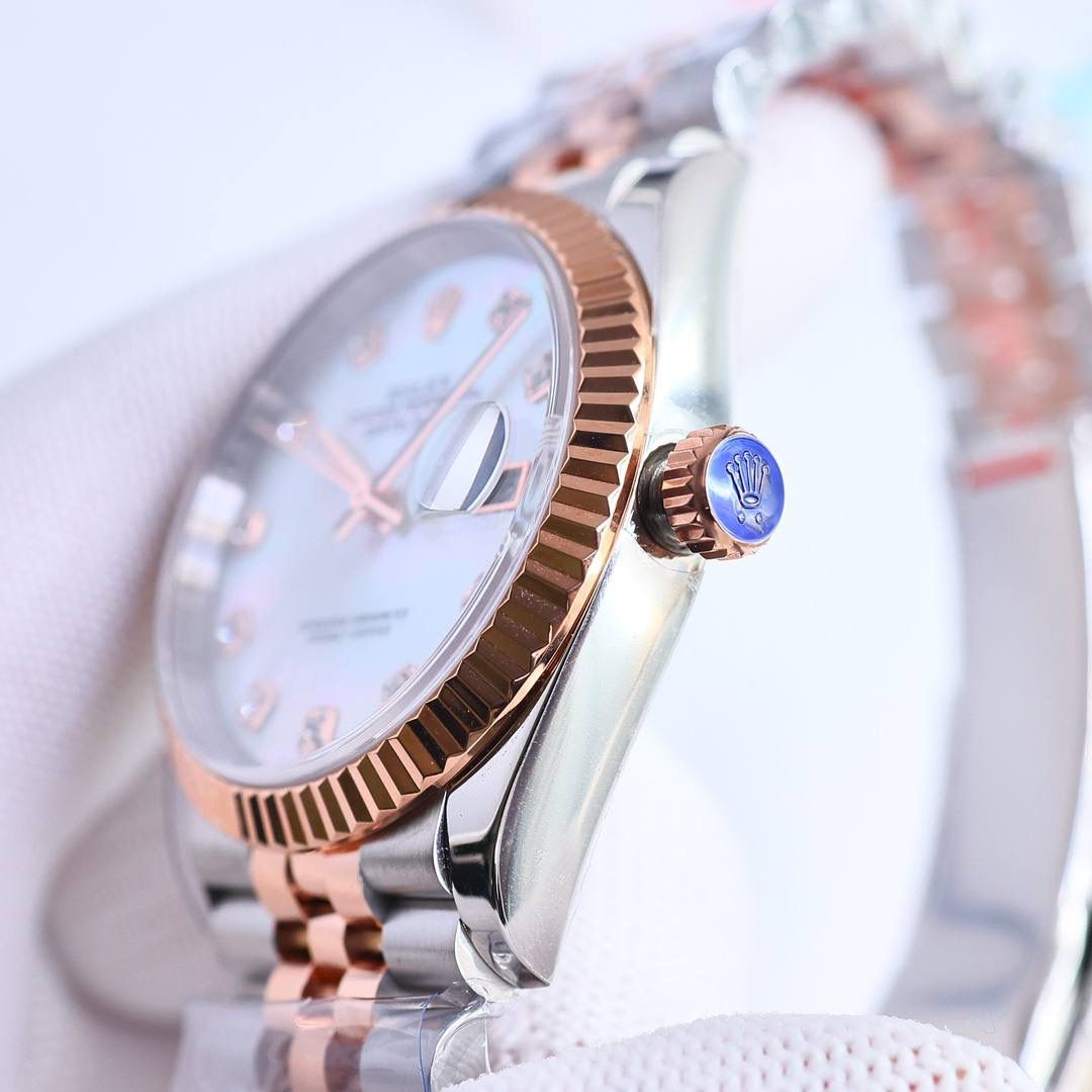 clean厂/C厂 劳力士 ROLEX 日志系列 🎮直径 36mm日志 ①:搭载一比一超级3235一体机芯 无卡度机芯装饰 机芯及其稳定 ②:整表904L精钢 /搭配ar厂钢带 以及ip真空电镀铂金牙圈 /掉色免费更换，狗牙圈唯一对版尺寸！ ③:表盘太阳纹无限接近原装 铽别是绿色！薄荷绿颜色对版！🎮 ④:全市场唯一日历字体对版 后续1-31号挨个字体真假对比 ⑤:唯一做到指针夜光/字钉夜光 做到同色 因为都是第三方工厂加工+自购瑞士 c1+c3夜光粉 ⑥:字钉/皇冠唛头钉 全白金电镀处理