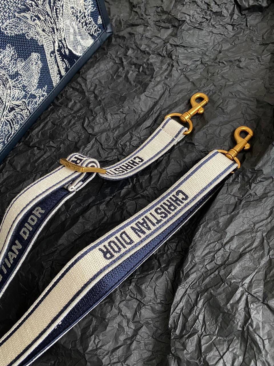 🈶黑白老虎，中号 𝗗𝗜𝗢𝗥 𝗯𝗼𝗼𝗸 𝘁𝗼𝘁𝗲24新版 茹伊印花动物园款它来喽！ 不得不说，D家确实好会玩啊 可以背的托特！简直不要太棒 在最最最经典的托特上又衍生爆款了 越来越多人爱背大包真正的无性别之分 不管手拎斜挎，通勤健身出差毫无压力🤟🏻😎 整体有型不会塌，恨不得天天背 大包爱好者可以闭眼收了！！ 36×16×27cm