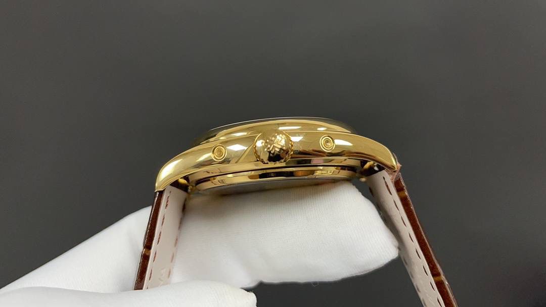 🌐新款到货🌐 百达翡丽最热门款式，PP复杂功能计时系列5146R 5147。功能方面的巧妙构思，外观上的合理布局，以及优越的机芯性能，无一不体现出百达翡丽大师们的独特设计，一件经典的艺术品。 采用39mm表盘直径，高性能Cal.324自动机械机芯，具备年历，日期，月份和月相显示功能，提供了强大的时间衡量功能，表盘设计中心大秒针，是时间易于读取。 相信这样的一款腕表会是很多爱表人士所梦寐以求的，但是就如它水中月的意象一样，可遇而不可求，所以，如果有个机会出现在你面前，那么就好好珍惜吧。