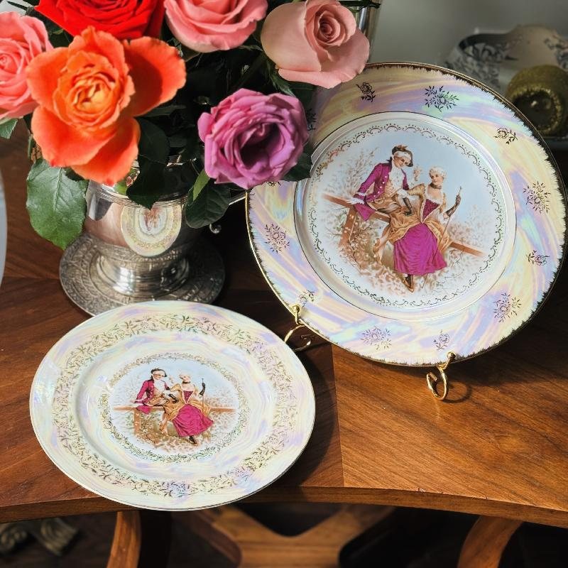 Vintage C.a.1970s Made in Japan Exported to Montreal Romantic Couple Iridescent Coating Plates 24 & 27cm(MT1946)