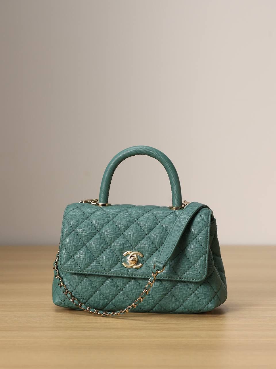 新coco handle小号绿色荔枝纹💞👜 和CF一个渠道的尾单货，拿过的都不用多介绍啦！新款驾到！独家渠道货！ 尺寸:14 X 24 X 10cm