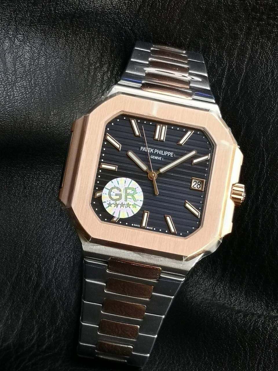 百达翡丽 方形 新系列CUBITUS 5821腕表 亮点特色：1️⃣机芯:搭载定制9015改Cal.26-330 SC一体机，调时不停秒，调时不停秒，摆轮位置均与正品一致，自动上链机芯。2️⃣钢带:316L定制级人体工程学表带，新扣款式。3️⃣表壳:尺寸45毫米厚度仅8.3mm，为表壳对角线长度(即10点位至4点位),因为表壳近似于方形，上下边的宽度会小于这一数值，所以视觉效果并不是很大。 搭配上，5821属于运动风格腕表，日常搭配正装和休闲风格也可以。