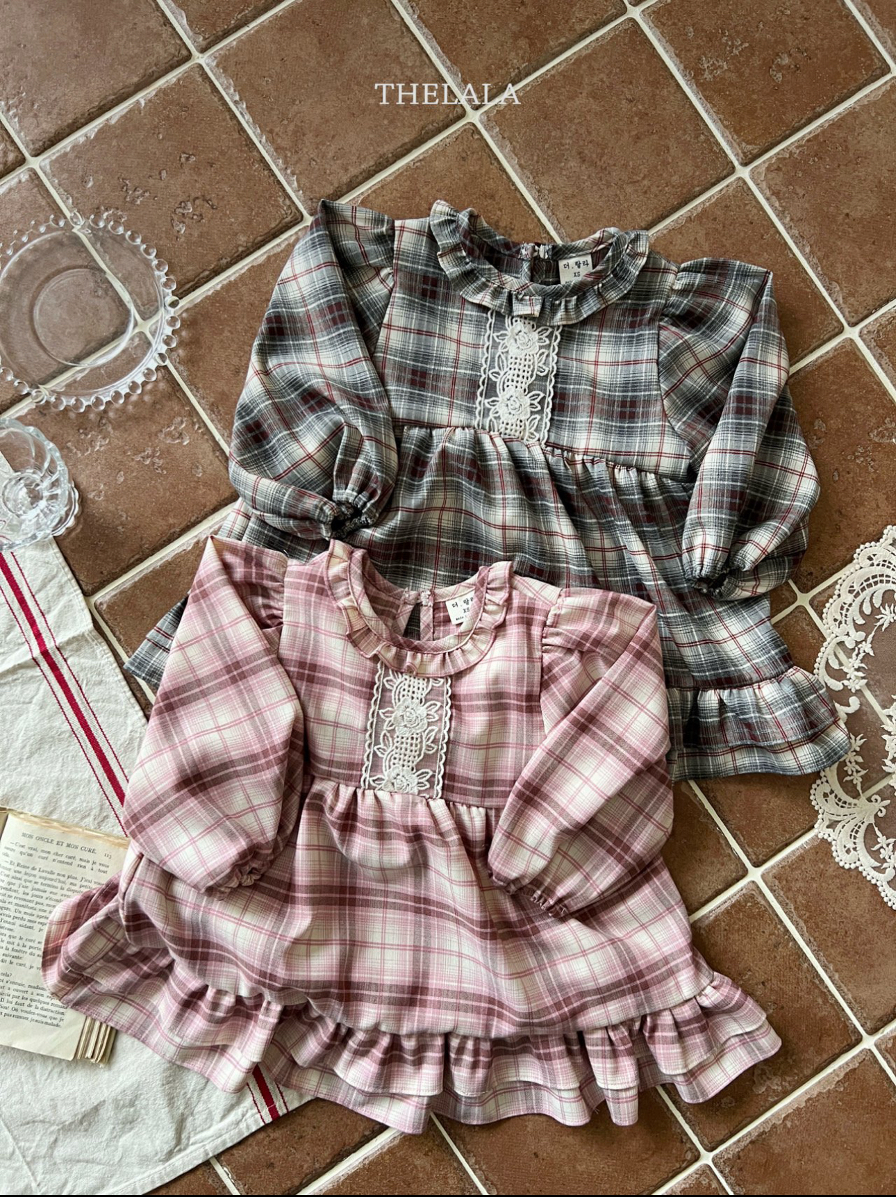 🌸預訂 韓國直送🌸🇰🇷THELALA兩色蕾絲荷葉邊格紋長袖連身裙