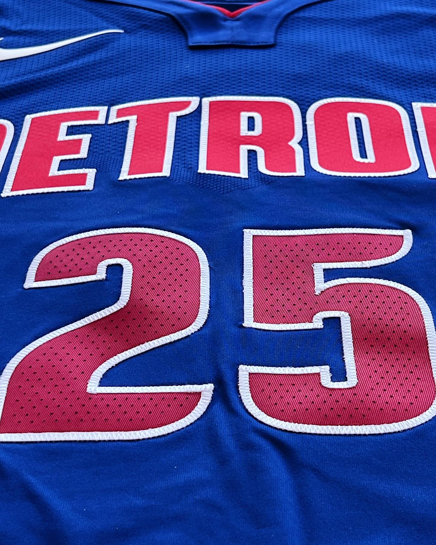 Derrick rose pistons au jersey