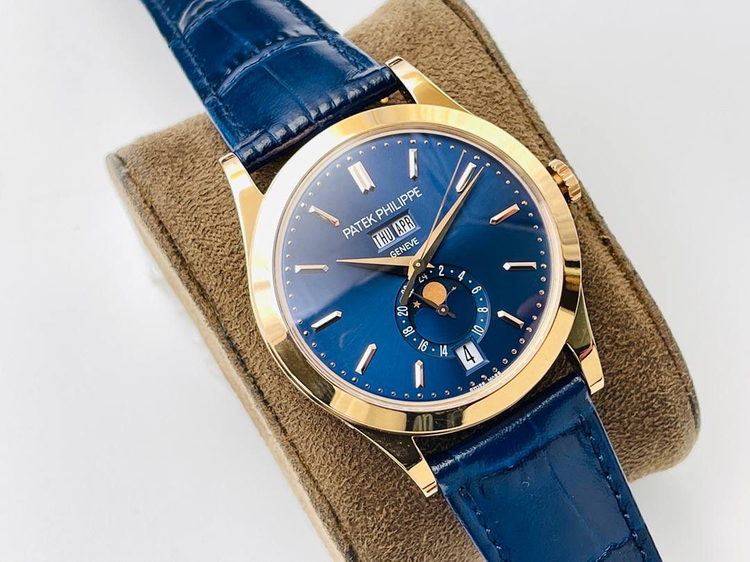 🌐西装暴徒“最佳时计”——百达翡丽5396复杂功能计时系列腕表🌐 【表壳】38MM表径，圆形表壳闪亮的金属光泽流动在表盘流畅的线条上，展现出了腕表出色的设计风格与打磨工艺。 【表盘】华美的炭灰色太阳纹表盘，复杂功能井井有条的安排令其看上去十分的对称，丝毫不会有突兀之感，通过优美的太妃指针的点缀，无论是指针还是时标的细节修饰，看上去都非常的完美，6点位日历窗的显示清晰明了，让年历功能的读取变得更加方便。 【机芯】还原出百达翡丽的Cal.324 S QA LU 24H/303型自动上链机芯，提供了时、分、秒、月相显示、日历、星期、月份以及24小时显示的功能，这块机芯使用了34个宝石轴承，振动频率为4Hz，可提供最长45小时的动力储备。 年历腕表还拥有一个不可否认的优点，便是它与正装服饰的搭配，年历表的从容再加上正装的优雅，其所散发的魅力实在是呈倍数增长。