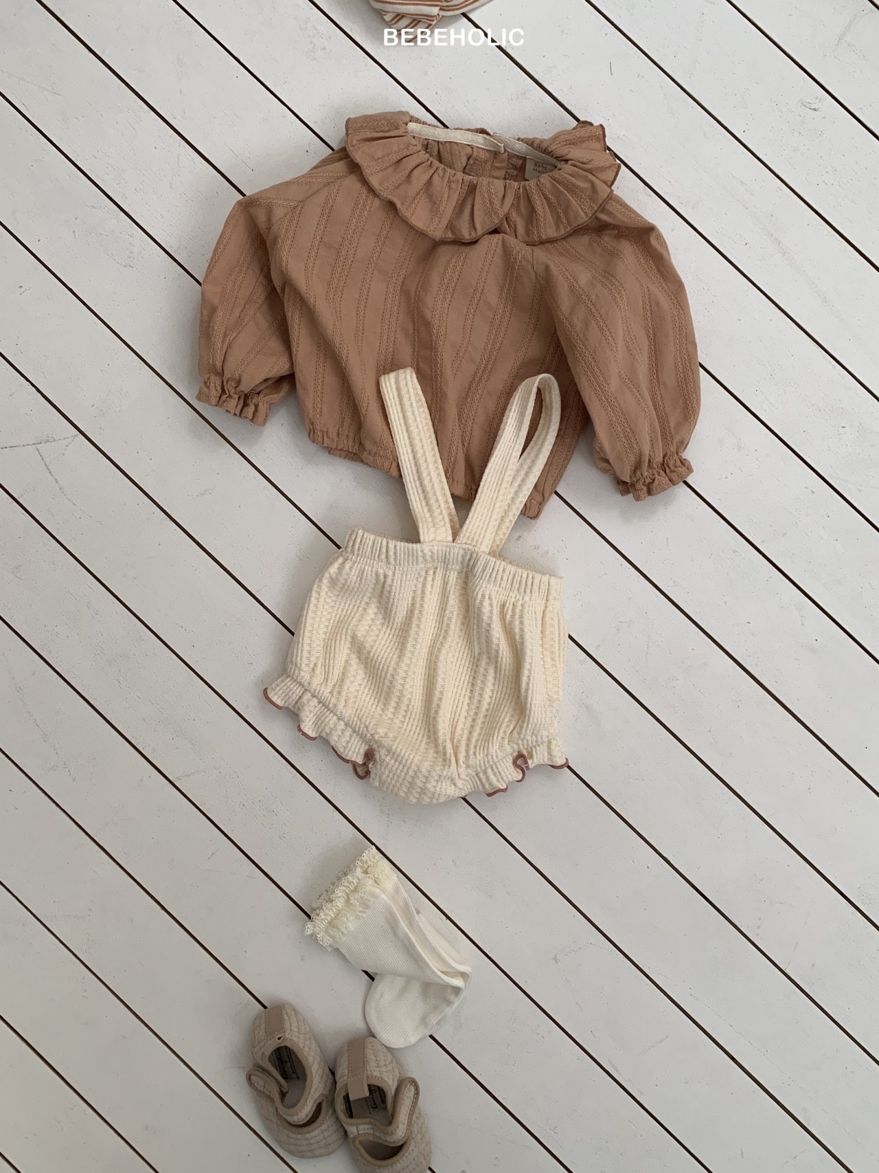 🌸預訂 韓國直送🌸🇰🇷BEBEHOLIC兩色花邊華夫格吊帶燈籠褲