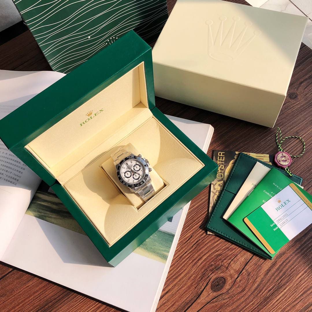 ROLEX 劳力士 迪通拿系列｜匠心之作 ⌚️ 搭载 超级稳定 Cal.4130 机芯，一档调时，计时功能与原装一致（计时秒针＋3/9 位小盘）。 40mm 表径，13.2mm 厚度，目前市面最接近原装比例。 🔥 核心亮点： • 原版开模表壳，结构精准 • 实心陶瓷外圈＋测速刻度，真陶瓷工艺，耐刮不褪色 • 表盘 叠加印刷工艺，字体与 LOGO 微微隆起，质感高级 • 盘面底纹反复校正，色泽与原装高度一致 • 独立开模 金属 Rolex LOGO，立体圆润 • Chromalight 夜光，清晰易读 • 平面蓝宝石镜面，无重影、抗刮耐磨 • 6 点位防伪小皇冠 👑 细节到位 • 表扣采用进口精钢 1:1 散件打磨，钢印、保险环全面对标原装 配 全套顶级包装📦