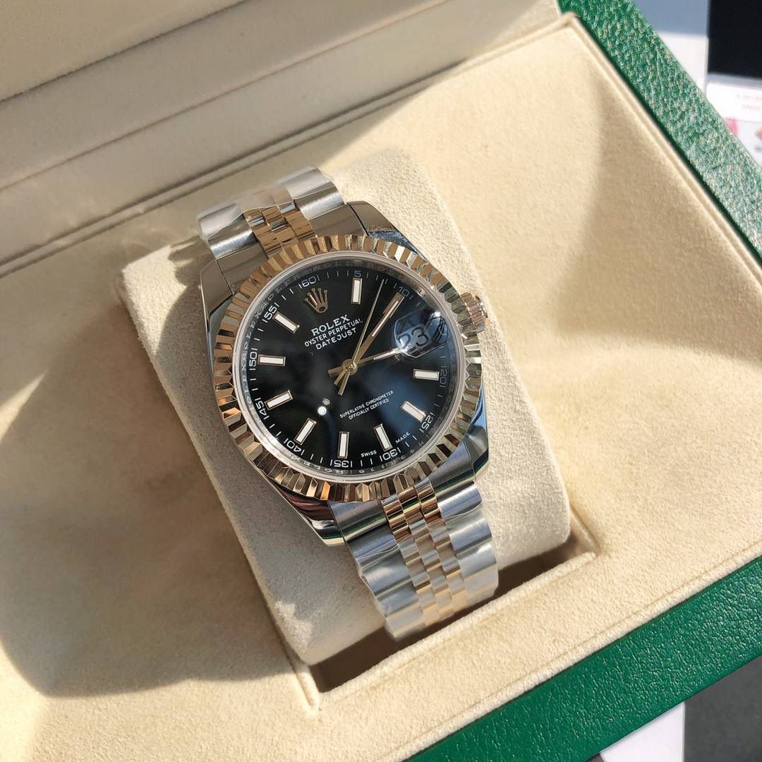 ROLEX- 劳力士日志型！男款41mm完美尺寸。女款36mm尺寸。真正的18K包真金，持GTC中国权威认证证书，百分百真金可验可查询！ 表壳采用劳力士特有的黄金钢（904L不锈钢和18K黄金的组合）材质。表冠采用三扣锁上链表冠，三扣锁上链表冠可以说是劳力士专为潜航者型研发的三重防水系统。三扣锁装置由10组不同零件组成，配置完成后仅需旋紧，即可让蚝式表壳完全密闭，坚固防护可媲美潜艇舱门。