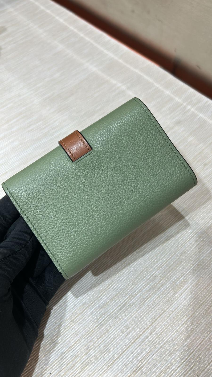 Loewe Short Wallet Calfskin 100%Authentic, 98%New ✅專門店收據