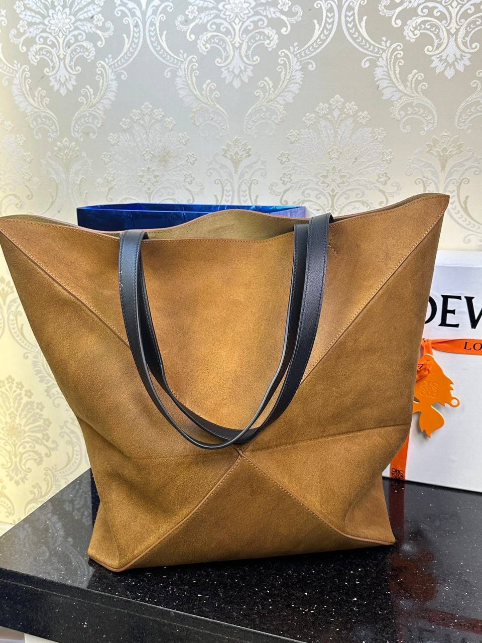 【王一博同款】 *𝐏𝐮𝐳𝐳𝐥𝐞 𝐅𝐨𝐥𝐝折叠手袋👜* ——全新【𝗡𝗘𝗪】升级‼️ 延续经典𝙋𝙪𝙯𝙯𝙡𝙚的标志性几何裁剪设计，新晋顶流🅰️𝙋𝙪𝙯𝙯𝙡𝙚 𝙁𝙤𝙡𝙚 𝙏𝙤𝙩𝙚以折纸包为灵感，升级成🉑完全折叠‼️的结构，立体与平面任意切换，出差旅行🧳必备单品。此特大号版本采用压制绒面革制成，轻且柔软。🉑肩背或手提✅ 尺寸：𝟒𝟐-𝟏𝟖-𝟒𝟏𝐜𝐦 款号：052321