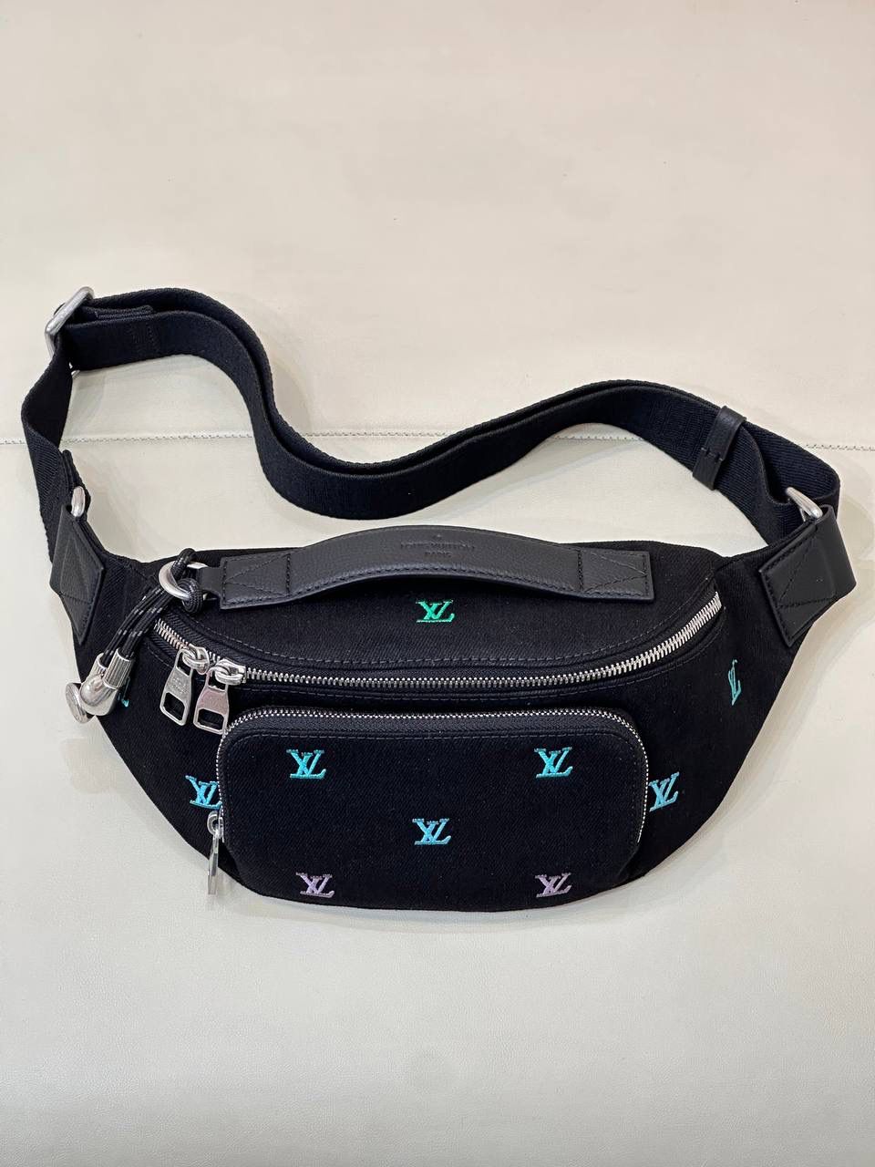 2025 早春｜LV 限定黑牛仔系列来啦 🖤🔥 LV 超有名的牛仔系列，真的不用多介绍～这一季直接上黑色牛仔＋渐变刺绣，比之前的蓝牛仔、粉牛仔更百搭、更日常，怎么看都很耐看 😍 尤其是这款腰包，真的谁看谁会心动！ 黑色丹宁材质，配上渐变字母刺绣， 又酷又年轻，背上瞬间很有潮流感 ✨