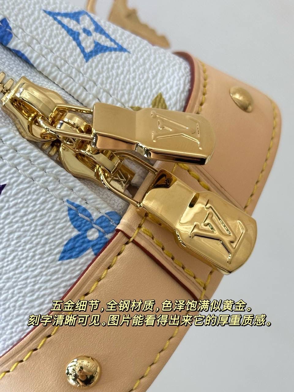 LV白三彩贝壳包👜✨ Alma 的大小加上贝壳包型， 配这个白三彩真的刚刚好 💕 拼皮比例很美， 蝴蝶结＋金色小锁， 又复古又少女，越看越爱 ✨ 📏 尺寸：19 × 13 × 9 cm