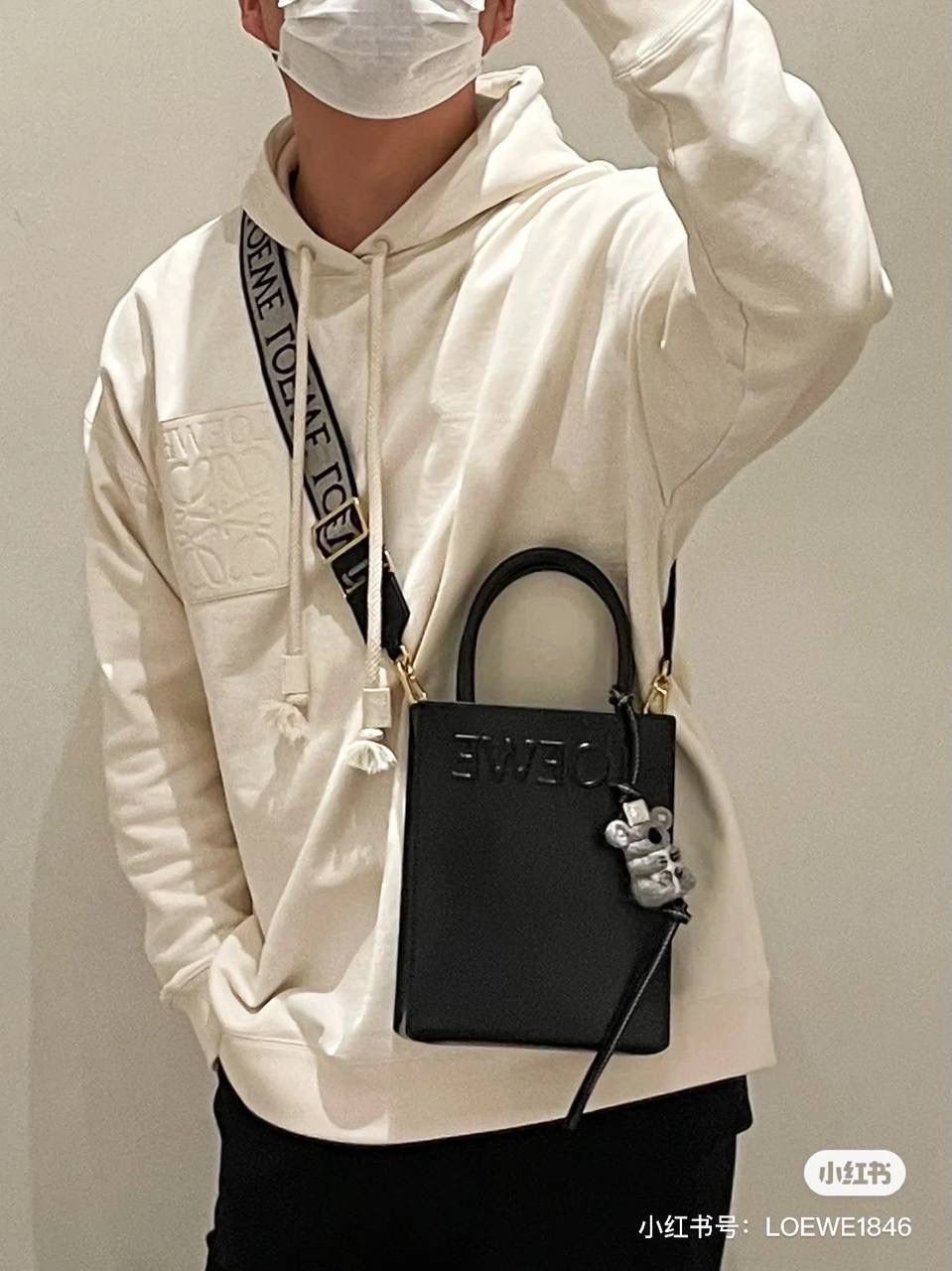 Standard A5 Tote手袋/黑色😍 小号尺寸:21-17-6cm 编码:652307 采用底部信封结构，可通过顶部提手或可拆卸肩带携带，油亮牛皮革制成，正面饰有徽章压纹，内衬人字纹棉纺布衬里。