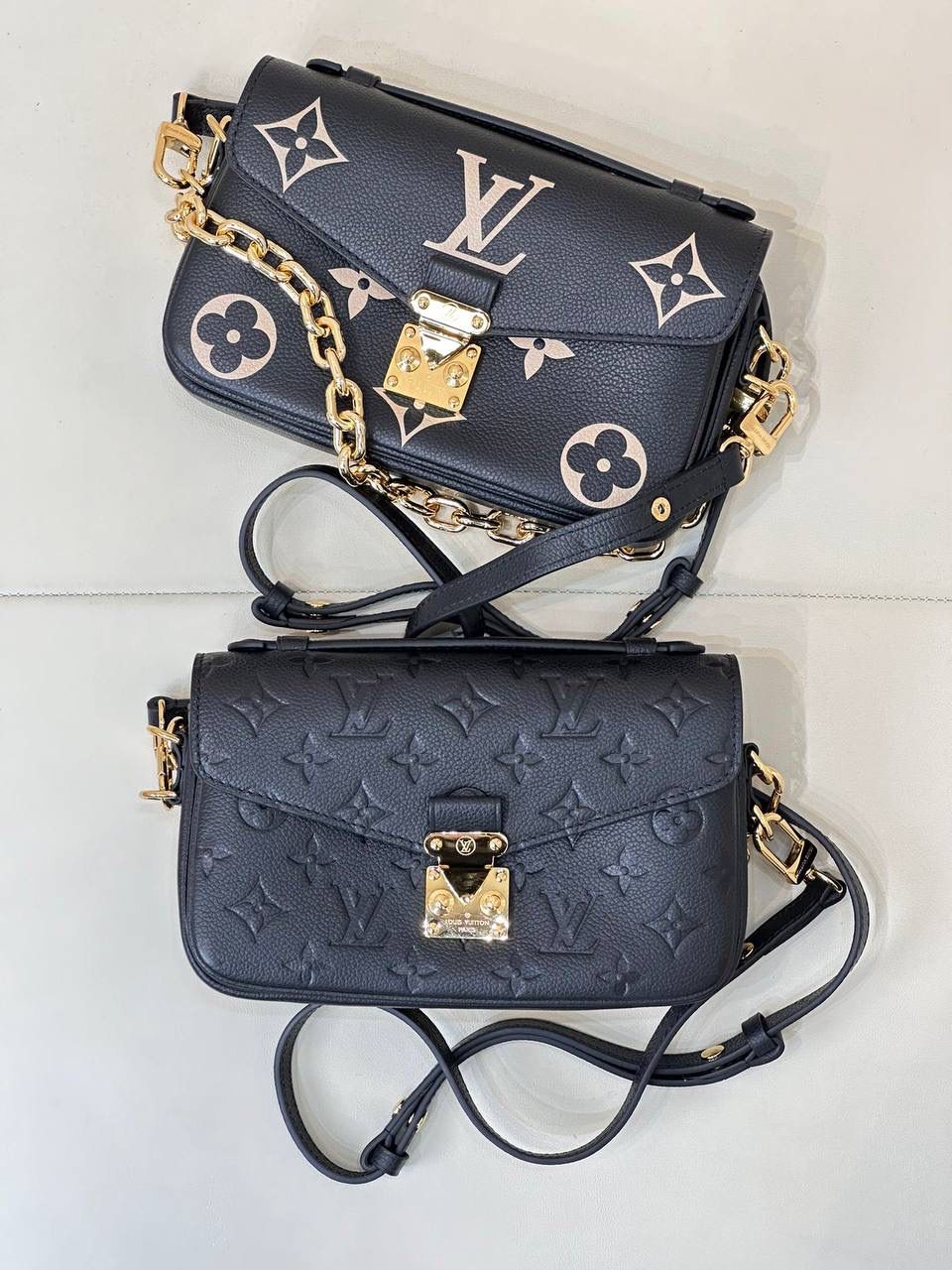 L*V 新款Metis East West系列全皮邮差包！👜✨ 这一届新款的黑马，终于理解它为什么难买了~迷你小巧的造型，经典复古风情浓浓！一见钟情的小王炸，包身保留经典的邮差包造型，通体压纹牛皮，增添更多的复古时髦感，百搭显气质的小邮差包，搭配大衣巨显得气质～神仙尺寸，神仙颜值，不仅精致时尚，可以通勤可以休闲！ 小邮差我真的会为它动容！ 尺寸：21.5/13.5/6cm M46596 黑色丝印 M46595 黑色压花