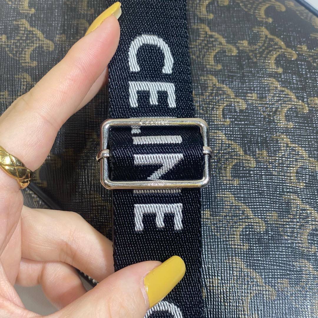 🔥大货实拍图 𝗖𝗘𝗟𝗜𝗡𝗘♥标志印花邮差包 不可否认Hedi的确做男款是很厉害的，这个老花相机包既实用又很好凹造型，绝对的好物推荐！型号：197202 尺寸：23*14.5*4cm