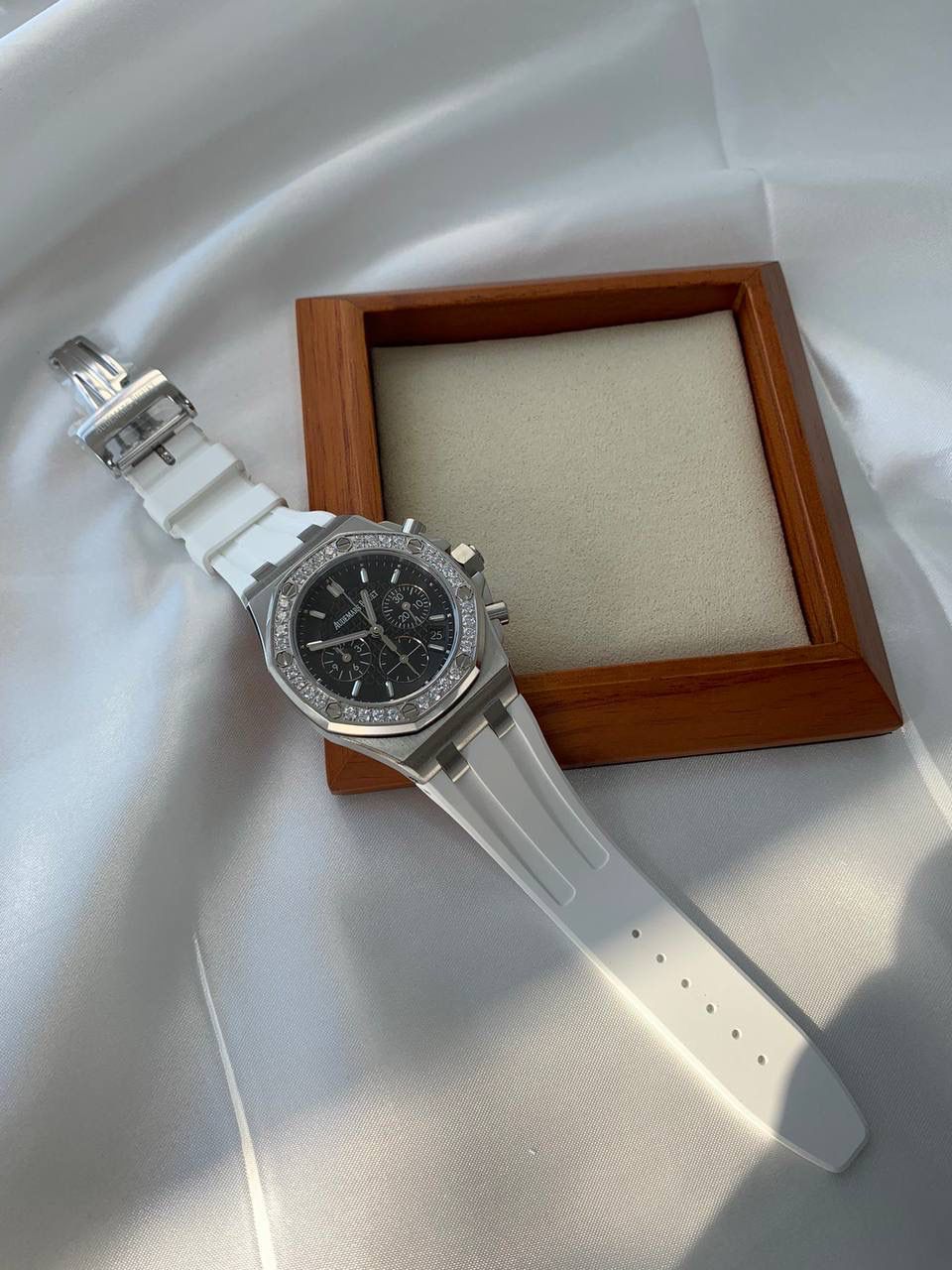 爱彼女款、小红书爆款，喜欢大表盘的女生、必备款，表盘37MM、蓝宝石防刮花玻璃，316精钢表壳、纯手工镶嵌32颗莫桑钻、搭配瑞士多功能石英机芯精准走时，表带采用进口橡胶工艺，佩戴舒适不过敏、折叠扣设计，佩戴便捷，数量有限，先到先得，多种色系，穿搭任选！