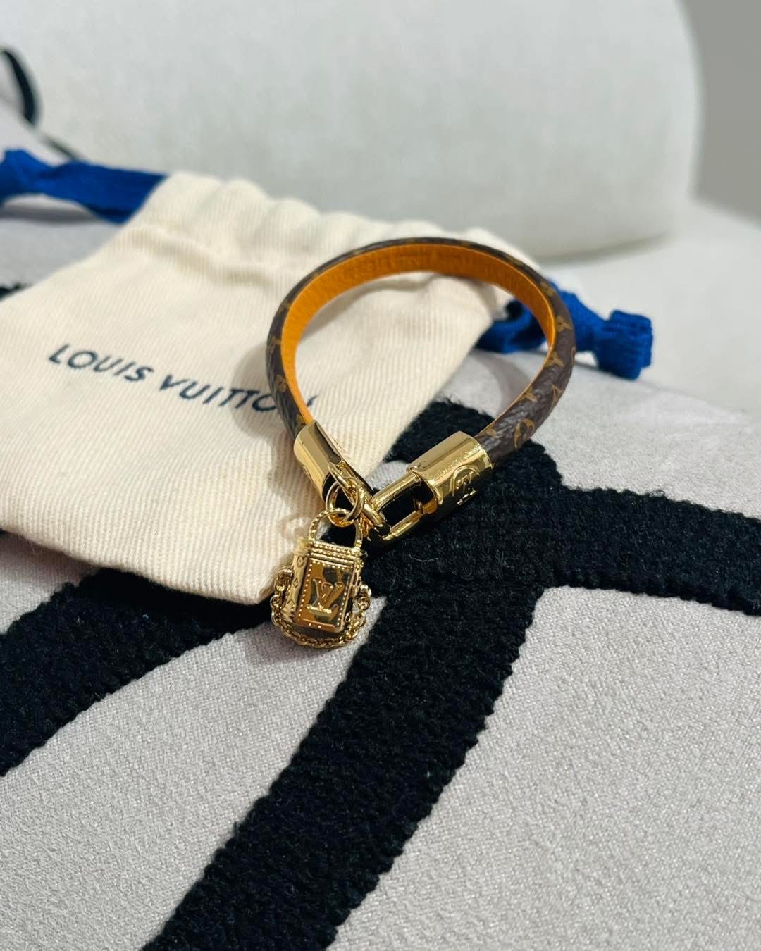 Lv bag charm bracelet size 17cm  100%Authentic ,未使用品 ✅dust bag 