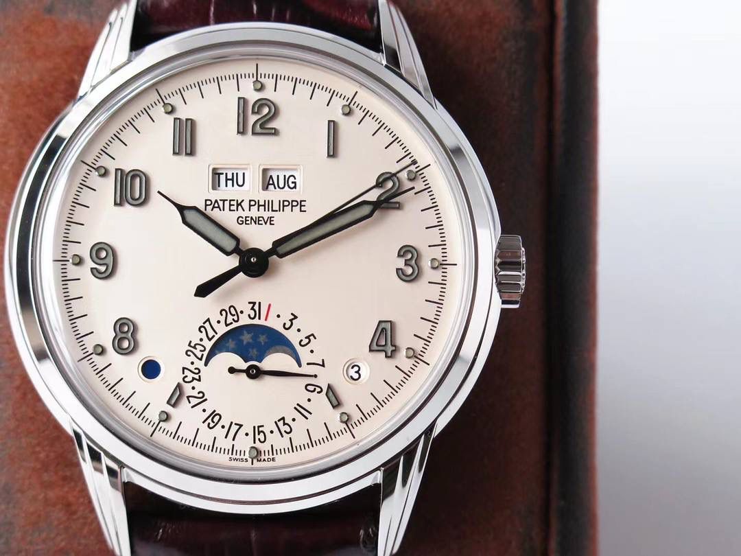✅重金打造经典时计｜百达翡丽5320G-001超级复杂款 40mm一体冲压双层精钢表壳，承袭经典设计📜 奶油色表盘复古拉满，边缘密分秒刻度+金质阿拉伯数字+5分钟凸圆刻度，立体感十足✨ 巴顿式时分针配尖长针尖，复刻1950年代Ref.1463经典指针🕐 6点位月相+日期窗，右侧闰年指示、左侧日夜显示，万年历标识清晰易懂🌙 内置仿324 S Q精装自动机芯，夹板倒角打磨、鱼鳞纹+日内瓦波纹加持，包金雕刻+精磨螺丝细节拉满⚙️ 搭配朱古力啡色鳄鱼皮表带，复古氛围感拉满，诚邀表友品鉴👑
