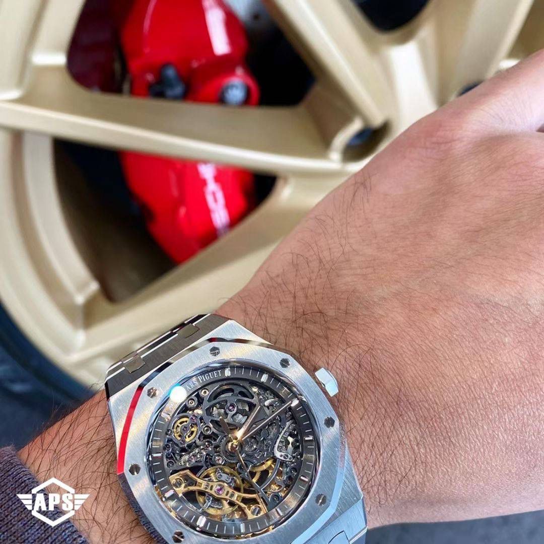 新品APS爱彼皇家橡树离岸型15407ST.OO.1220ST.01男士机械腕表 Calibre 3132一体机芯，41mm直径，厚度9.9mm深灰色表盘形状：圆形表盘材质：镂空表盘，搭配玫瑰金荧光立体时标和皇家橡树指针表镜材质：防眩光处理蓝宝石水晶玻璃表镜表冠材质：精钢，旋入式表冠背透：背透，防眩蓝宝石玻璃镜面🚀💯