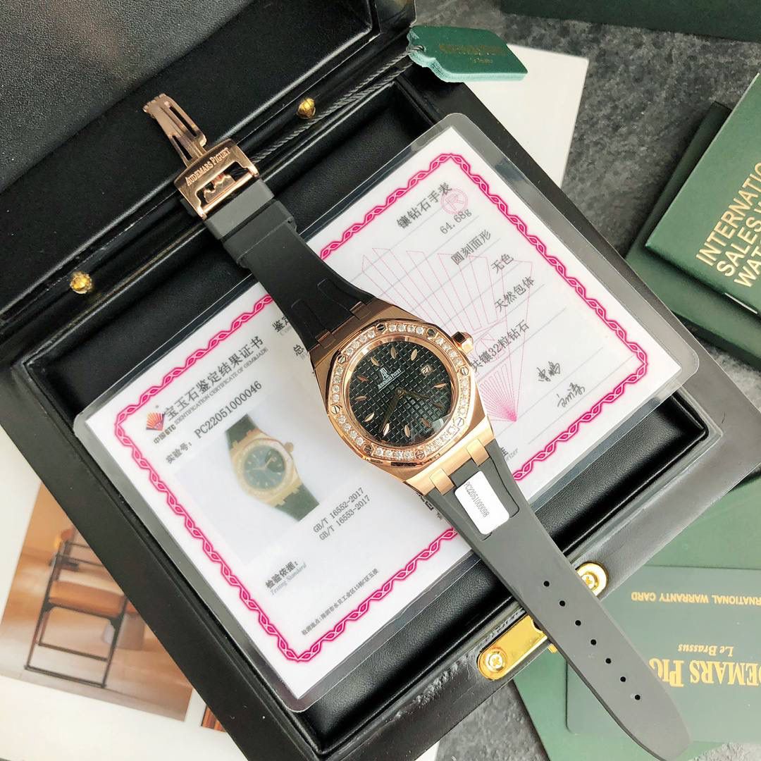 全网女神看过来😍😍这款爱彼女表才是最具有性价比的… 爱彼皇家橡树系列型号67601石英腕表，皇家橡树系列独有的八角形外观还拥有爱彼独特的设计风格也将女士优雅风格融入其中，深受女明星们的爱戴，即使只有33毫米的小尺寸，也将爱彼独有的纯净美感与刚毅线条展现的淋漓尽致💝💖💘而镶满钻石的表圈也为佩戴的女士增添了更多的柔美。（32颗1.6明亮式切割美钻，总重约0.65克拉）巴蒂镶嵌一枚半透明凸面蓝宝石，搭载瑞士进口石英机芯，拥有实用的日历显示功能，女士们佩戴起来不会显得沉重 ，配专柜最新全套包装发货！这种货一般数量不是很多哦