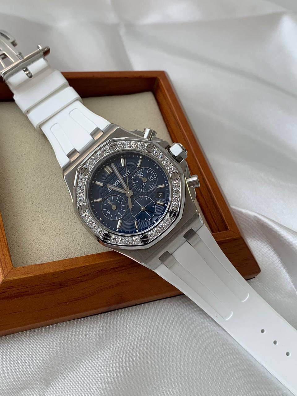 爱彼女款、小红书爆款，喜欢大表盘的女生、必备款，表盘37MM、蓝宝石防刮花玻璃，316精钢表壳、纯手工镶嵌32颗莫桑钻、搭配瑞士多功能石英机芯精准走时，表带采用进口橡胶工艺，佩戴舒适不过敏、折叠扣设计，佩戴便捷，数量有限，先到先得，多种色系，穿搭任选！