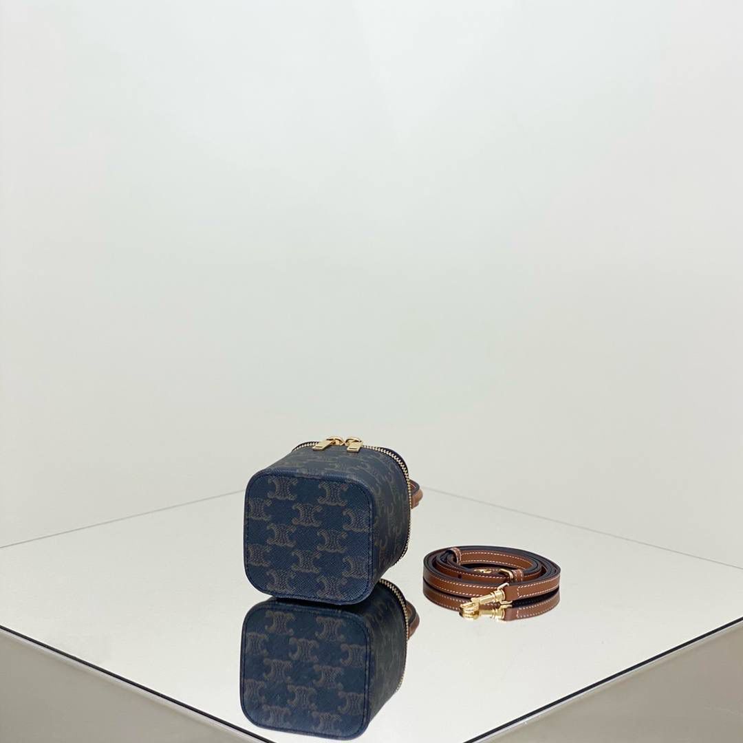 🔥大货实拍图 𝗖𝗘𝗟𝗜𝗡𝗘 ♥ 𝗧𝗥𝗜𝗢𝗠𝗣𝗛𝗘迷你小方盒 型号：10J762 尺寸：9.5*8*9cm CELINE女孩盲冲新款迷你小盒子，可爱到💥，夏天搭短袖，冬天配大衣，都是随手一拎就可以出门，到手就是大写真香～