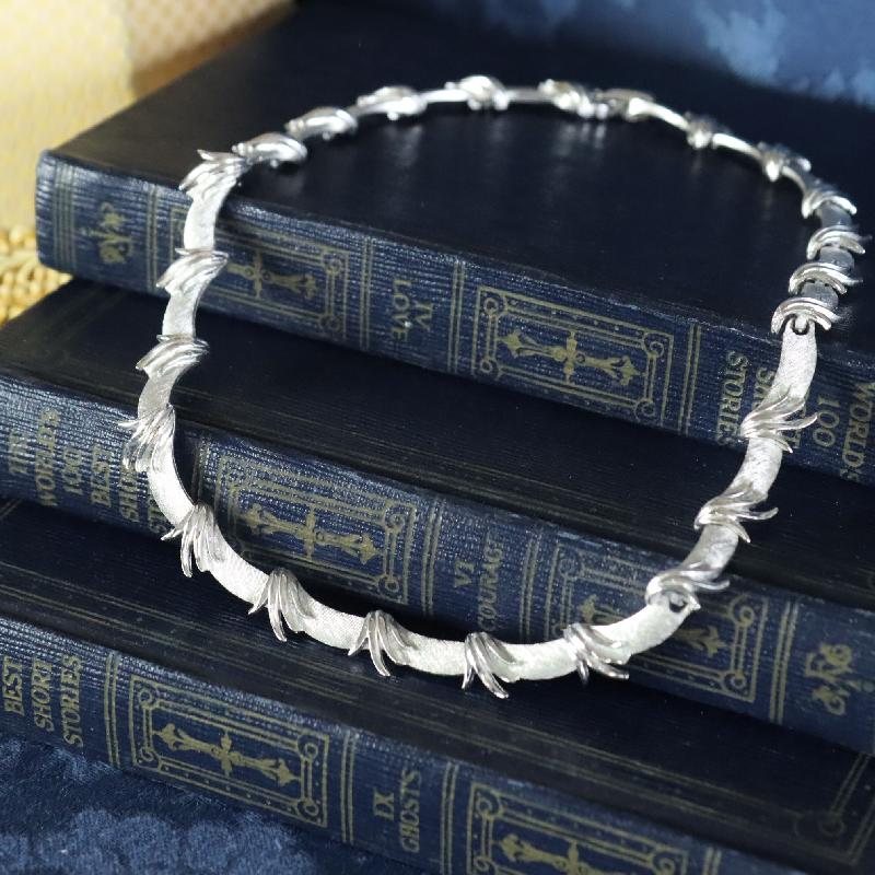 RARE! 1961-1969 Made in England Corocraft Textured Silver Tone Foliage and Wave Linked Collar Necklace (MT1677-2)