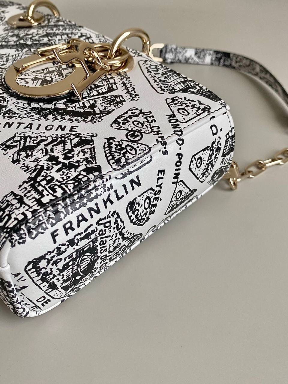 巴黎地图中号🩶🩶 𝗗𝗶𝗼𝗿 𝗗-𝗝𝗼𝘆 𝗯𝗮𝗴涂鸦款，新色 把巴黎地图以涂鸦艺术印花在整个包身也是绝了 黑白色调干净利落，复古又神秘的法式浪漫 长方包形，短链条➕细长肩带直接封神！！😍💕 复古时髦感超强，真是什么场合都可以把住 绝对是lady中的天花板了，强势出圈啦姐妹们 26 x 13.5 x 5cm