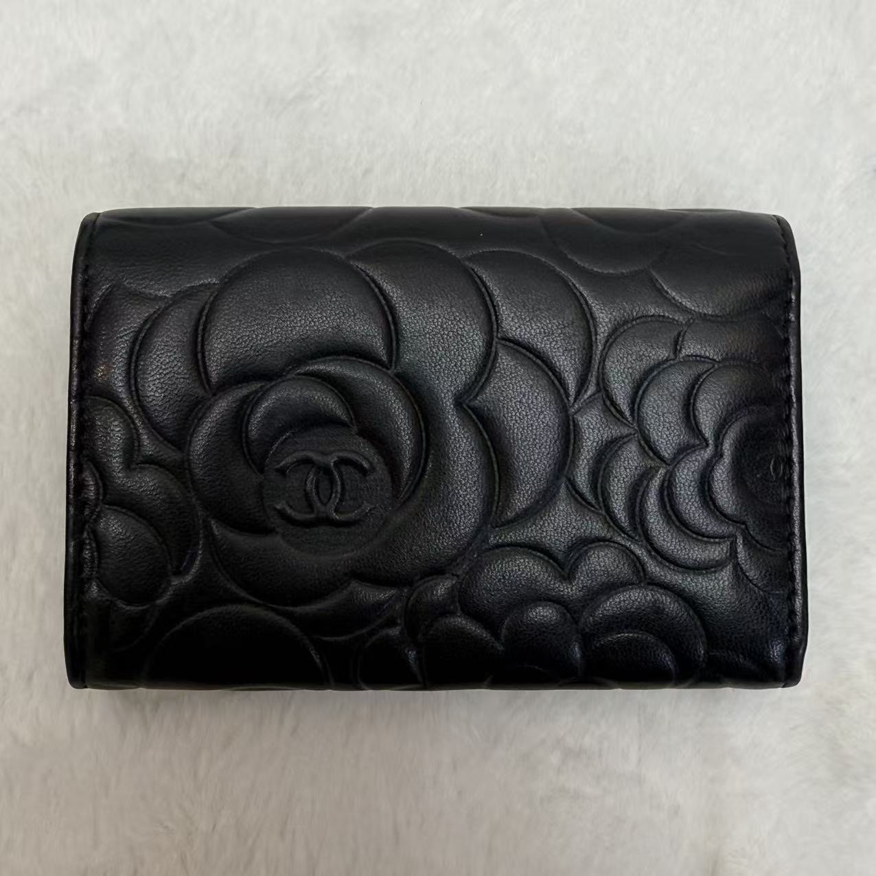 Chanel香奈兒卡包 山茶花系列錢包 黑金羊皮 橫版 山茶花壓紋C Logo零錢包 男女同款手拿包 16開